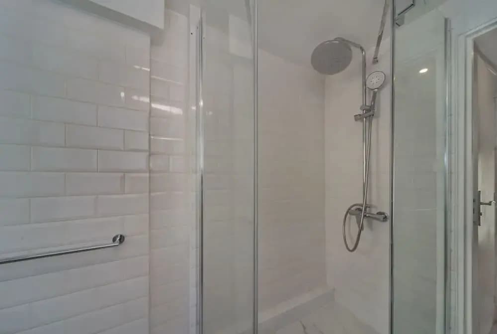 Classy Bourgeois Chic 2 Bedroom Apt in Le Marais - Miniature 7