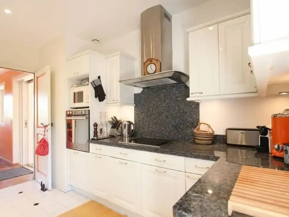Vibrant Holiday Home With Private Pool - Miniature 8
