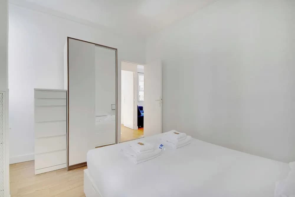 Cozy Apartment 2bdr/5p - in the Heart of Suresnes - Photo 3