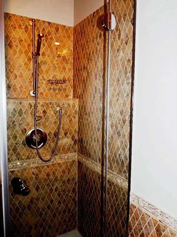 St Charles - Miniature 7