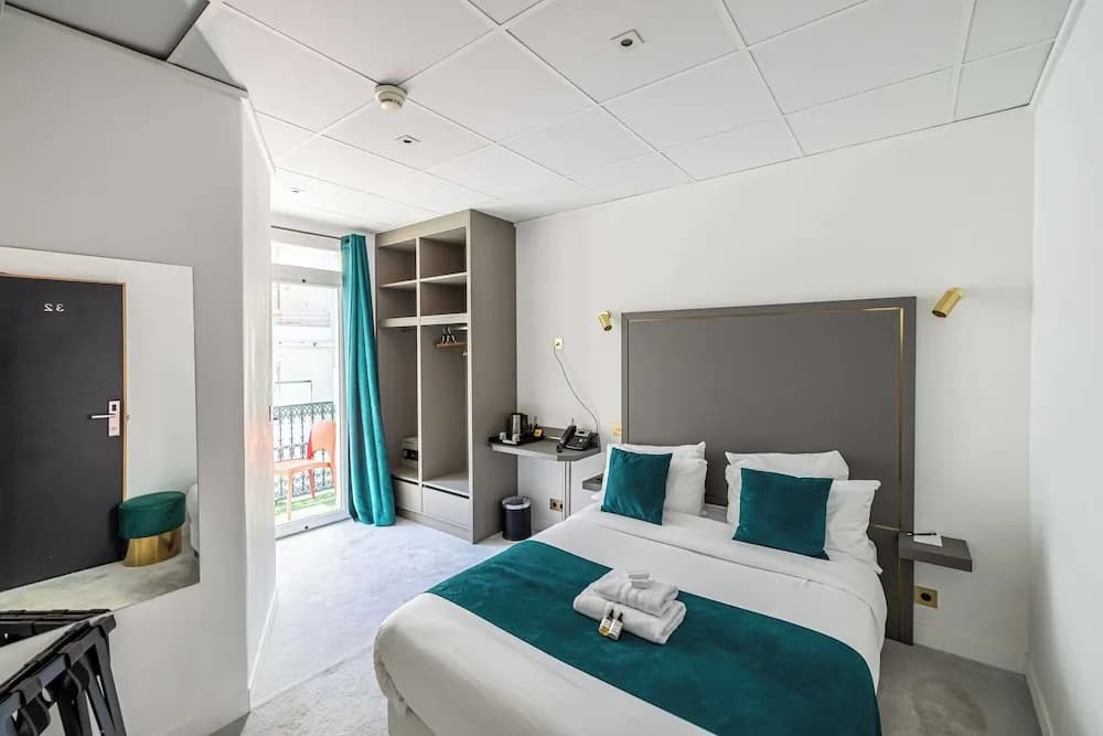 Hotel Avaton - Deluxe Bedroom With Private Balcony - Photo 1