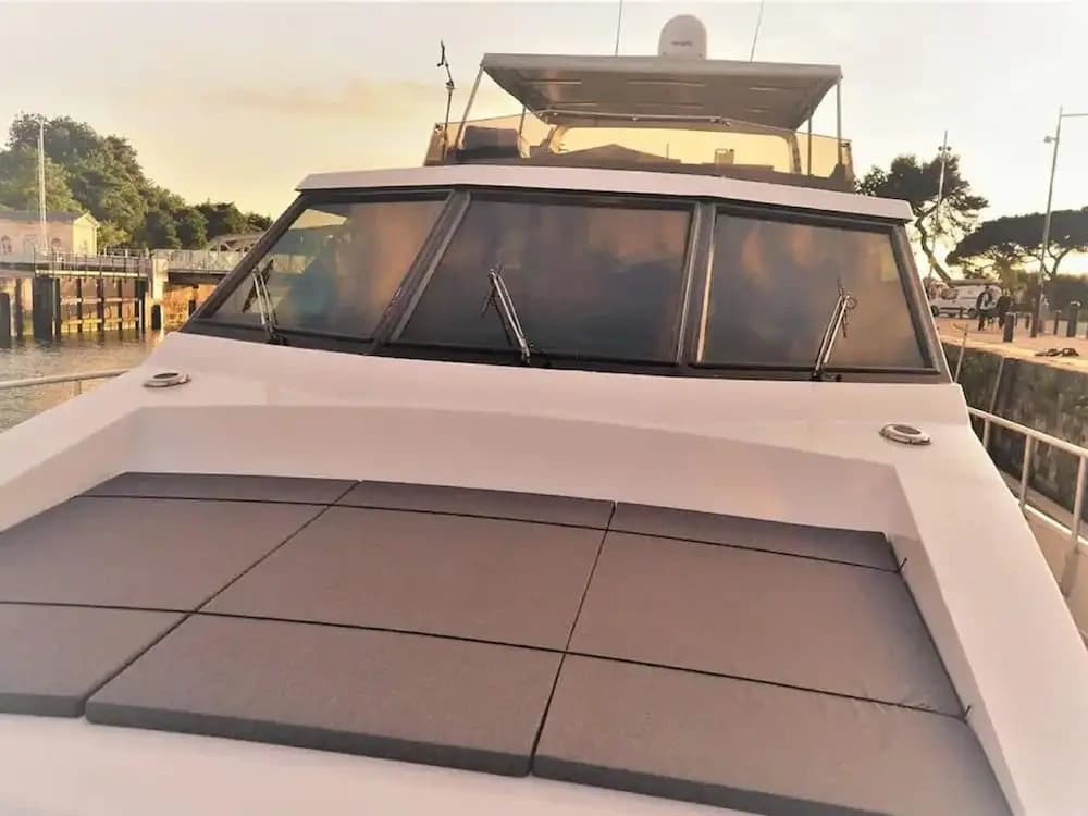 Exclusive Yacht With a Roof Terrace - Miniature 7