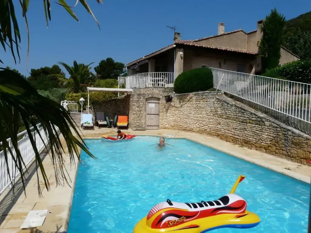 Maison de vacances avec piscine privée, possédant une très une jolie vue sur le Luberon, agréable jardin, située à Mérindo...