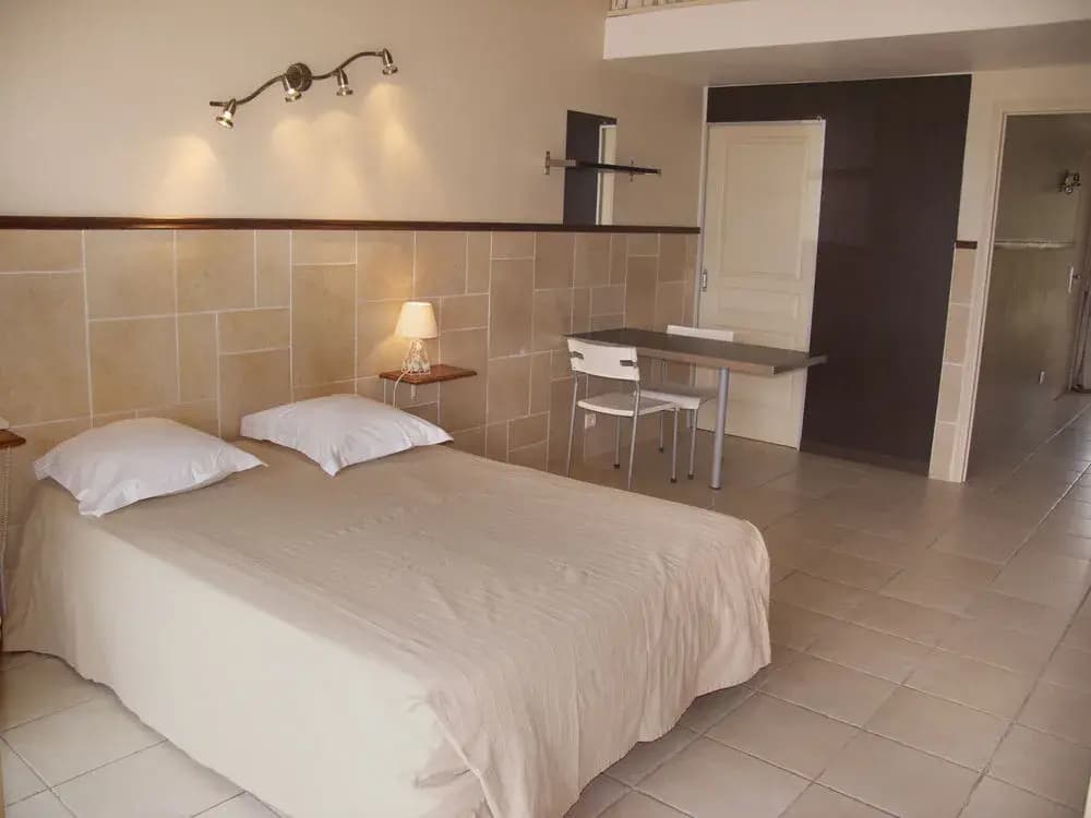 Hôtel et Studios Les Amandiers - Photo 3