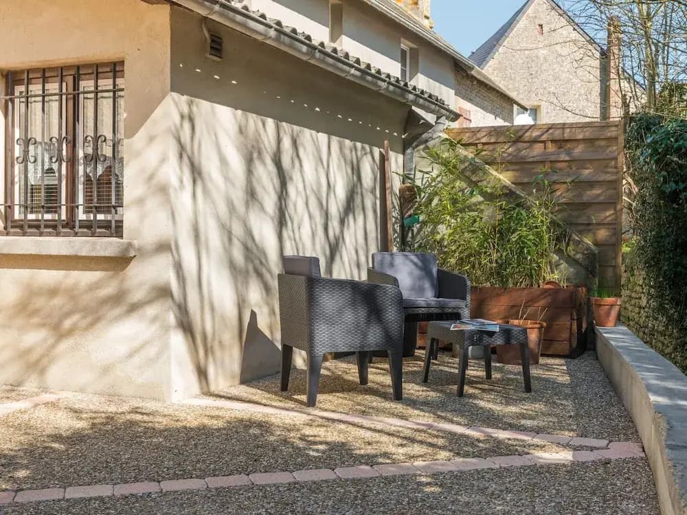Simplistic Holiday Home in St-Laurent-sur-Mer with Terrace - Photo 3