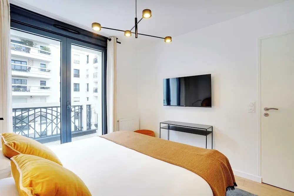 Duplex With Terrace in Levallois - Miniature 7
