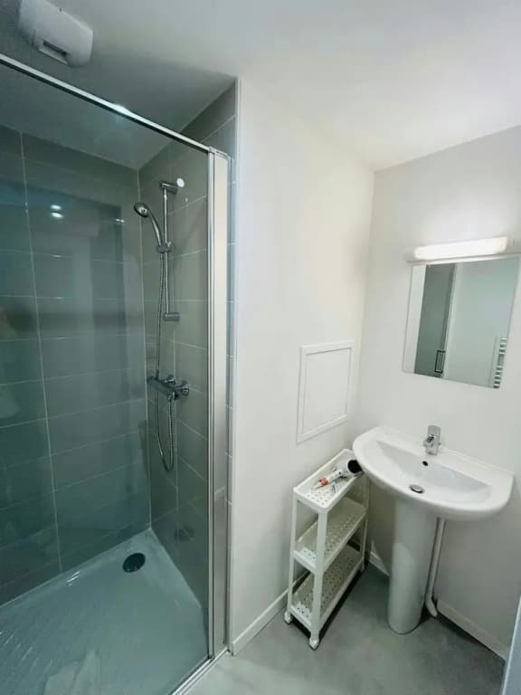 We Live In R - Suite 404 - Miniature 8