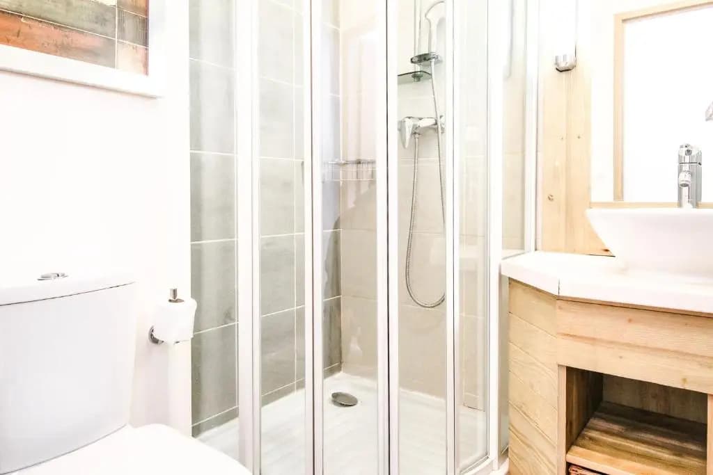 Charming 6th-floor 2-bedroom apartment with fireplace - Miniature 8