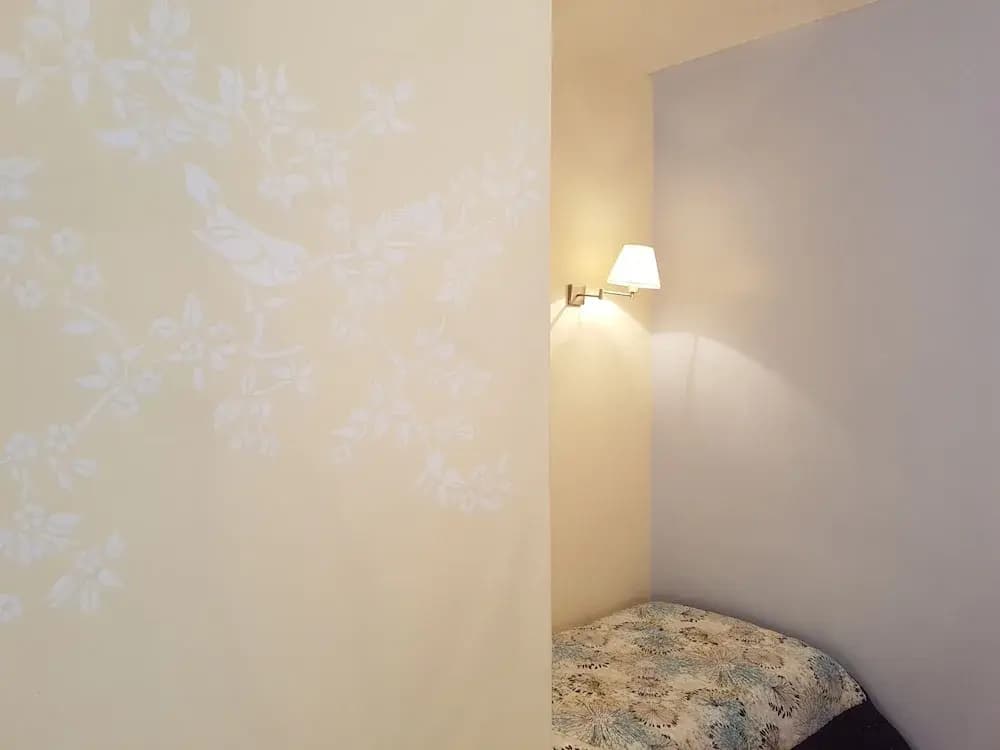 A L'ombre Du Clocher - Photo 1