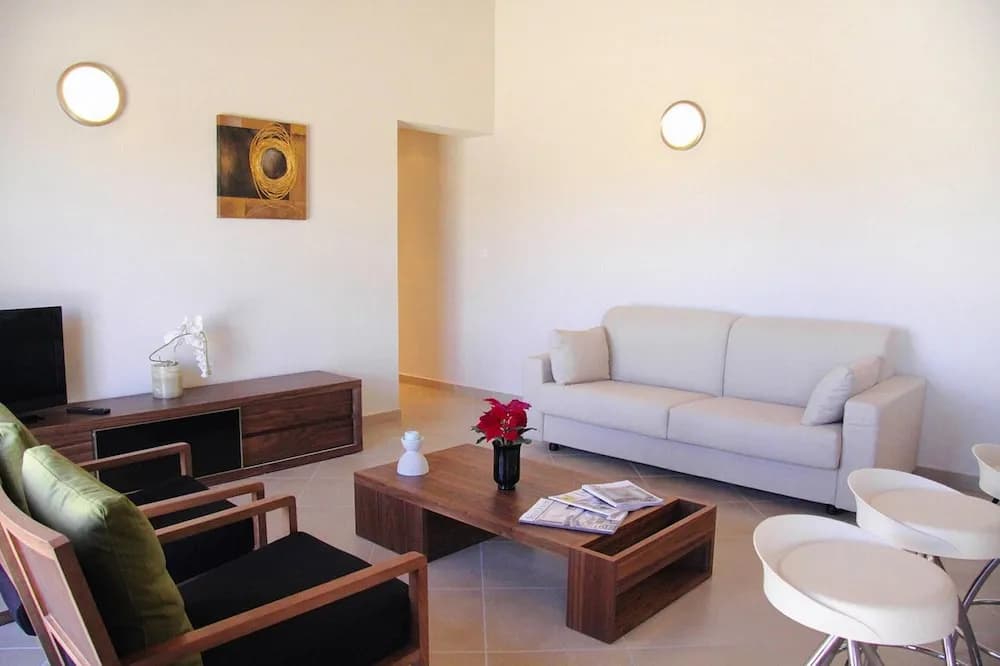 Garden-side Apartment in Salina Bay - Miniature 8