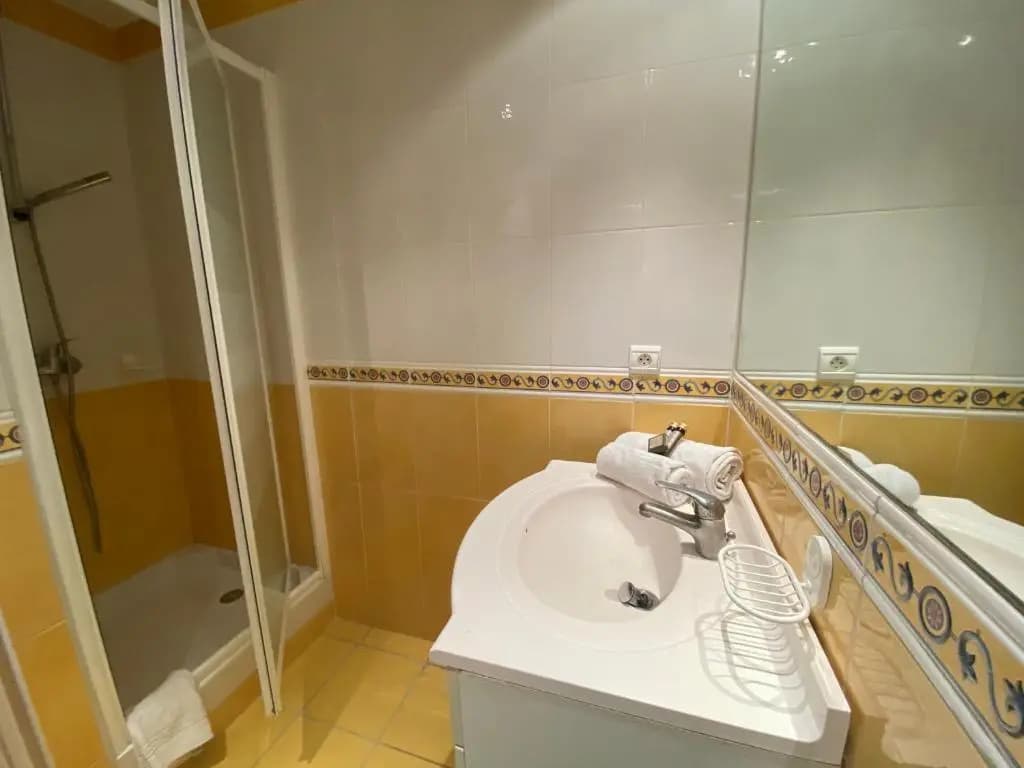 Cannes Holiday Suites - Miniature 7