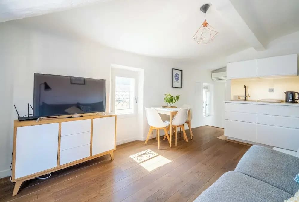 1 Bedroom Apartment in City Center, Near Old Port - Photo 1