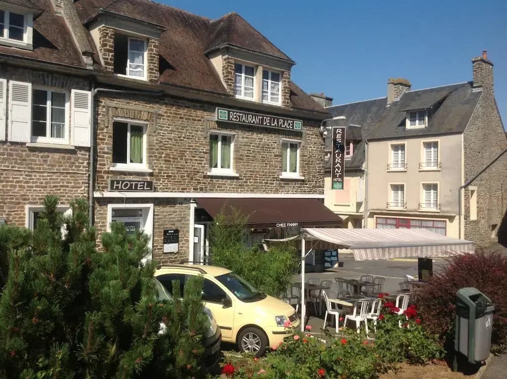 Hôtel de la Place Chez Fanny - Photo 1