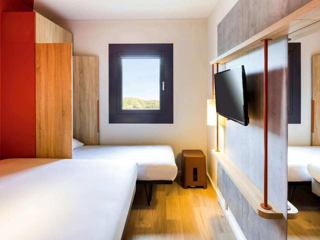 Ibis Budget Saint-Etienne Centre Gare Châteaucreux - Photo 1