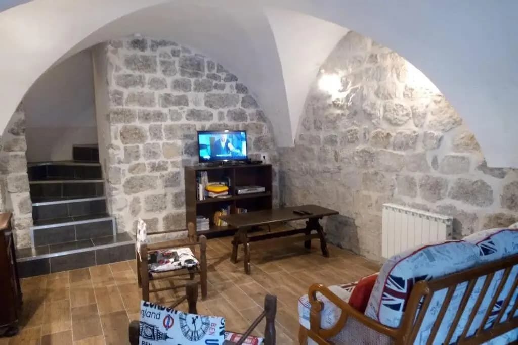 maison pierre et voûte au cœur du village - Miniature 7