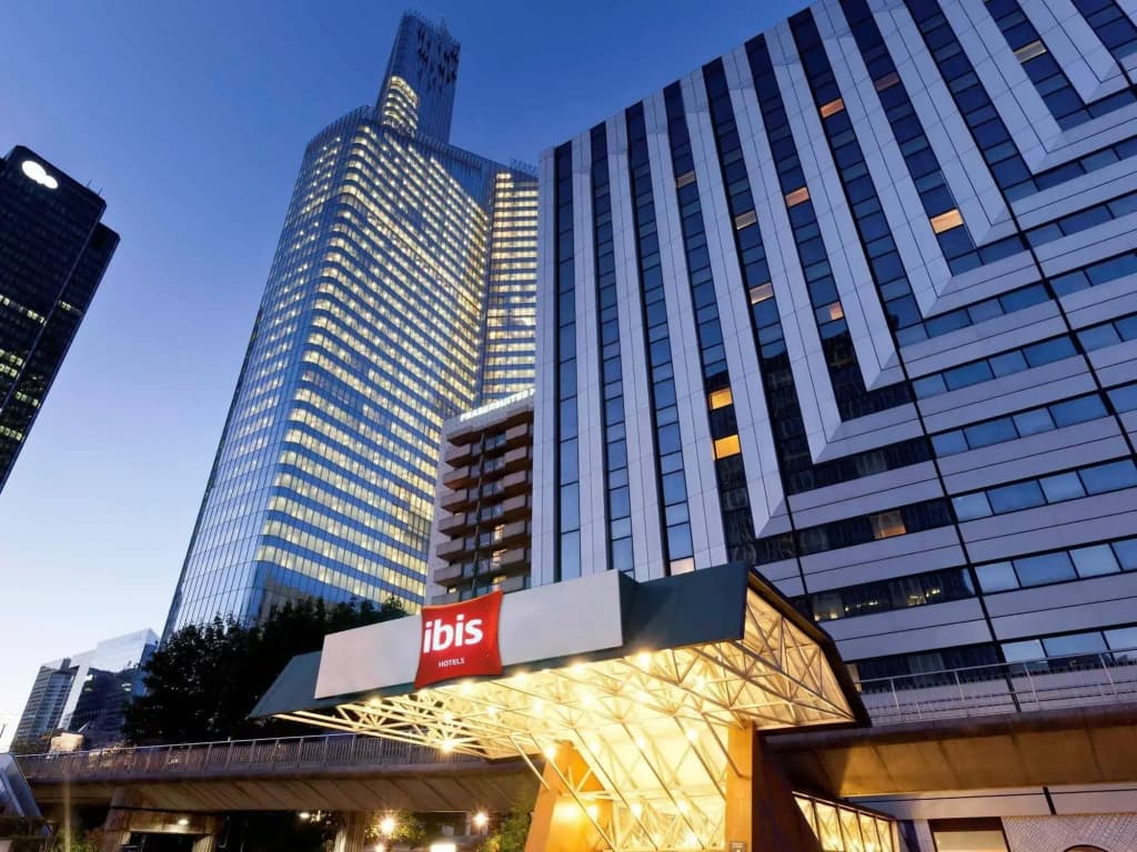 ibis Paris La Défense Esplanade - Photo 1