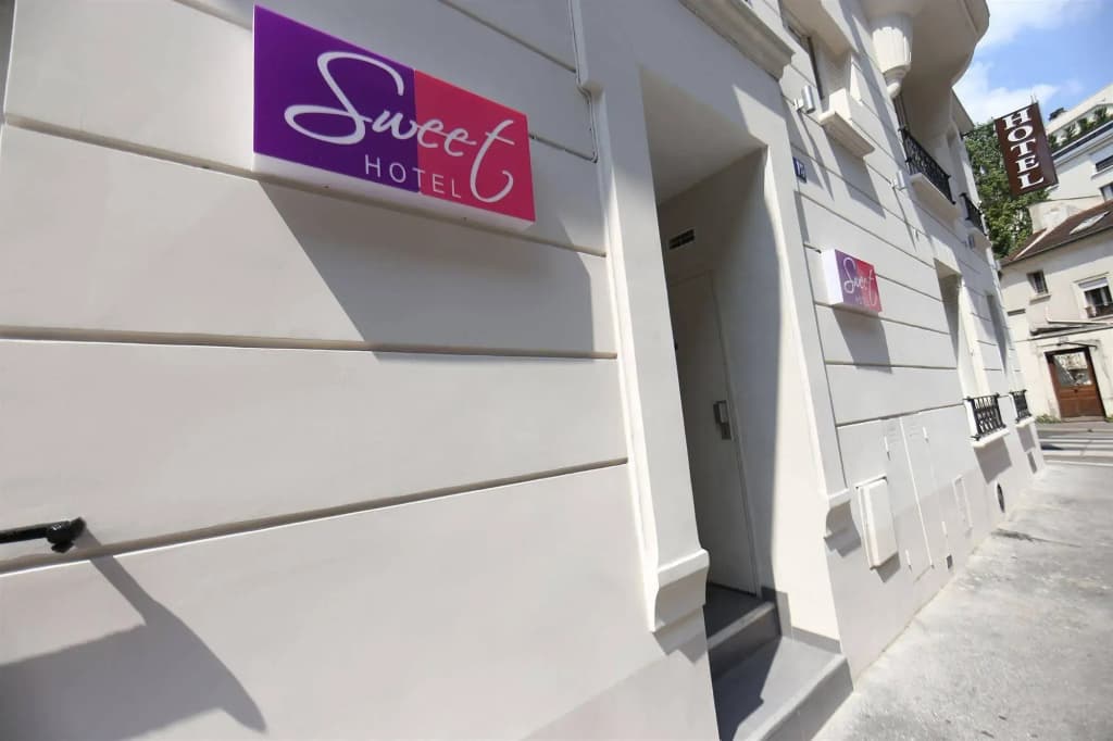 Sweet Hotel - Photo 1