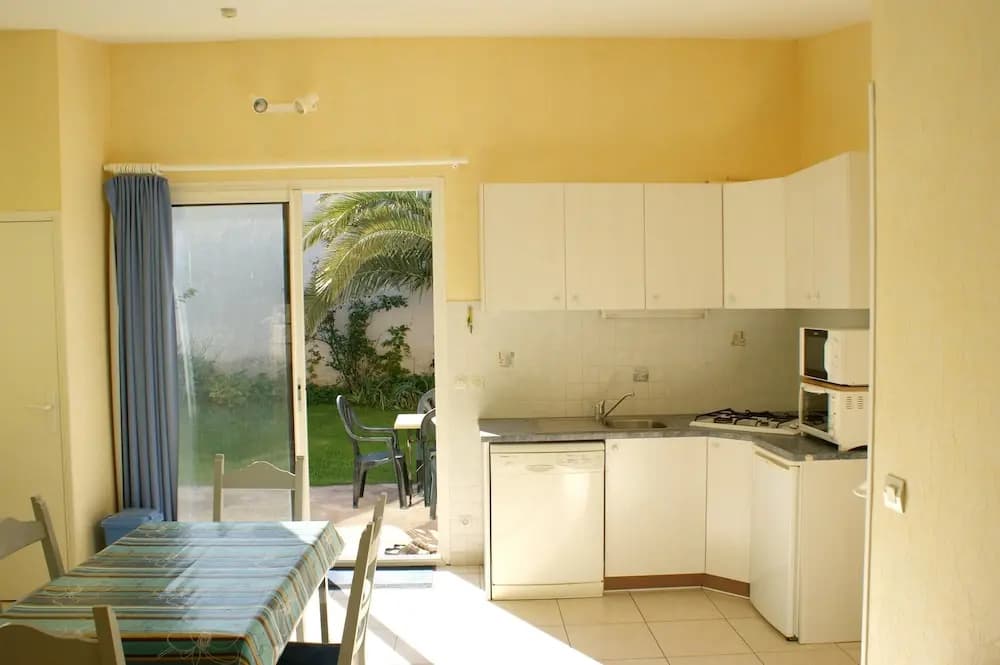 House With one Bedroom in Agde, With Pool Access, Enclosed Garden and - Photo 3