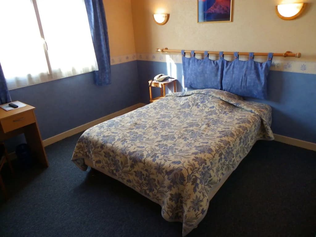 Hôtel Le Lyon Vert Commentry - Photo 2