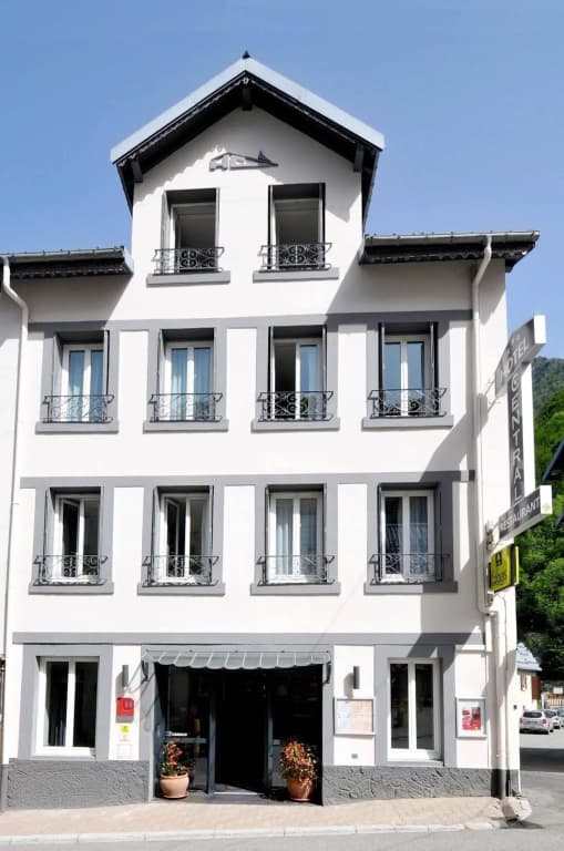 Hôtel Le Central - Photo 1