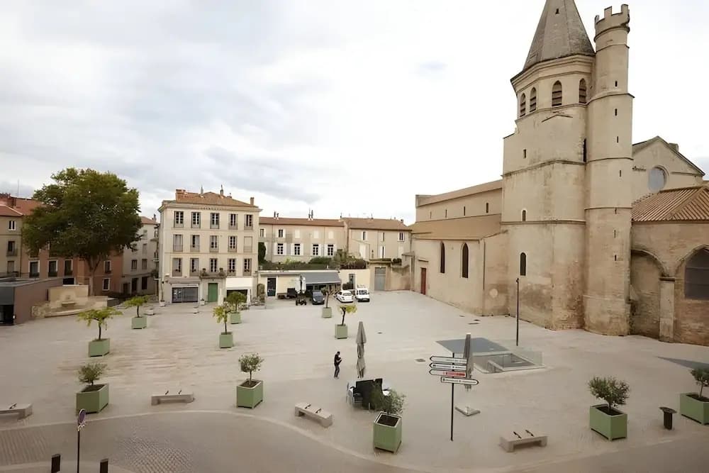 Le calme sur la place de la Madeleine - Photo 3