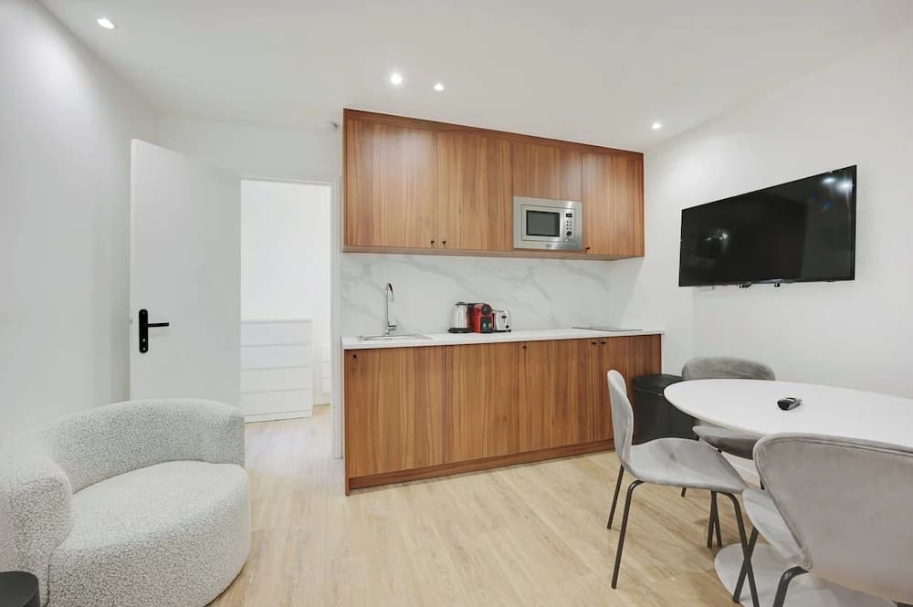 Modern Apartment With Terrace - Miniature 6