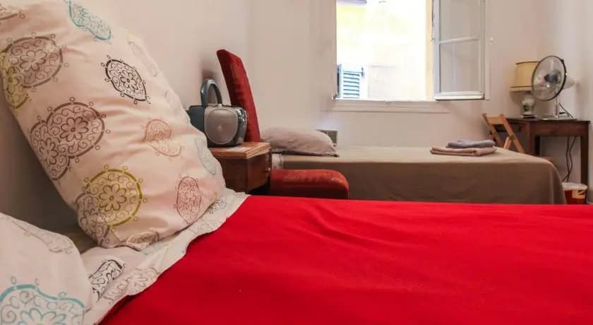 Room in apartment - Rue Droite - Miniature 7