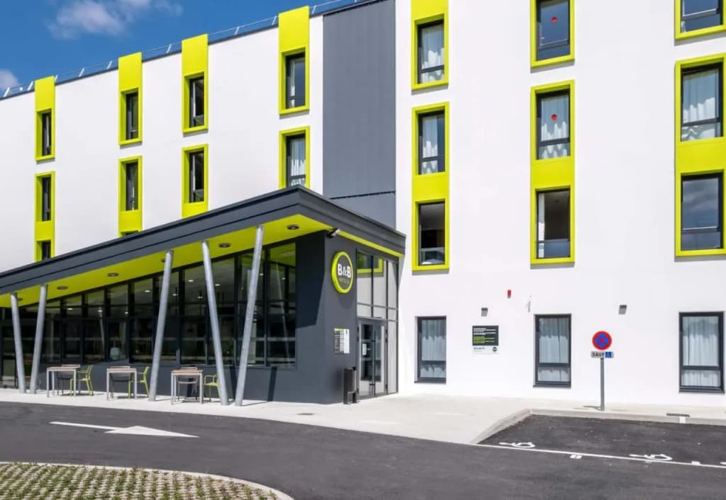B&B HOTEL Saintes - Photo 1