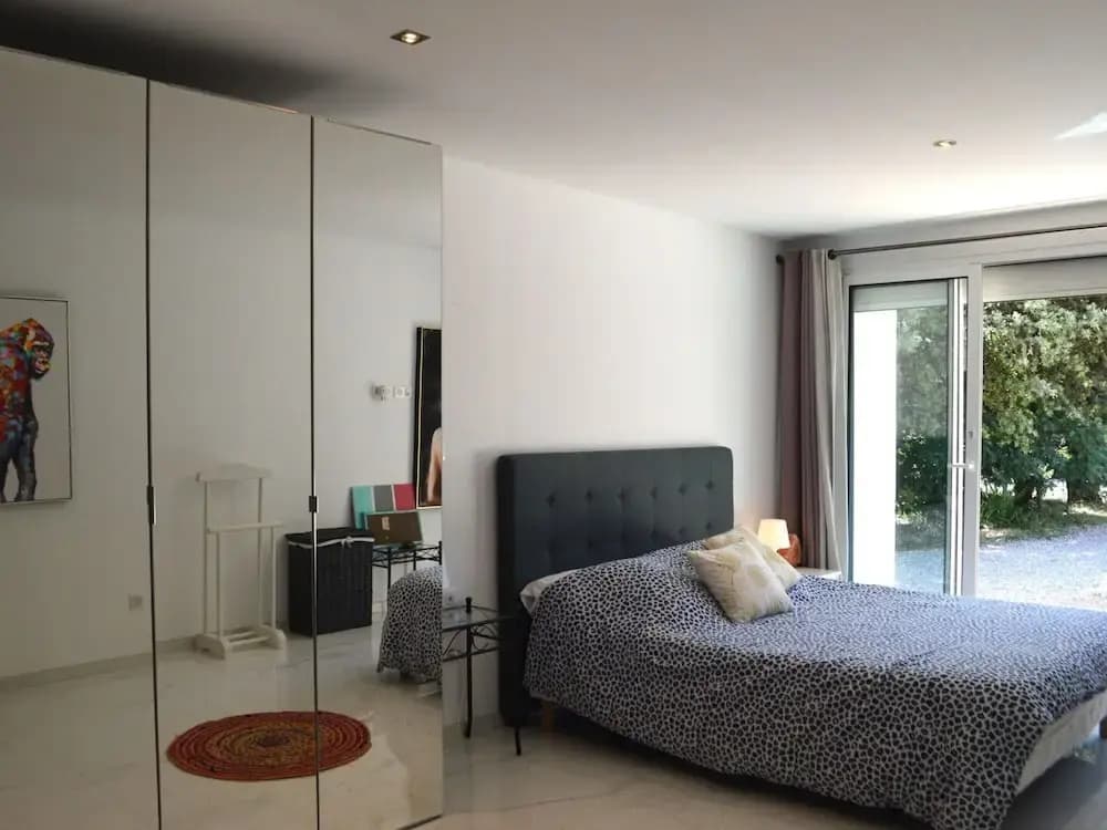 Modern Holiday Home With Private Pool and Garden - Photo 2