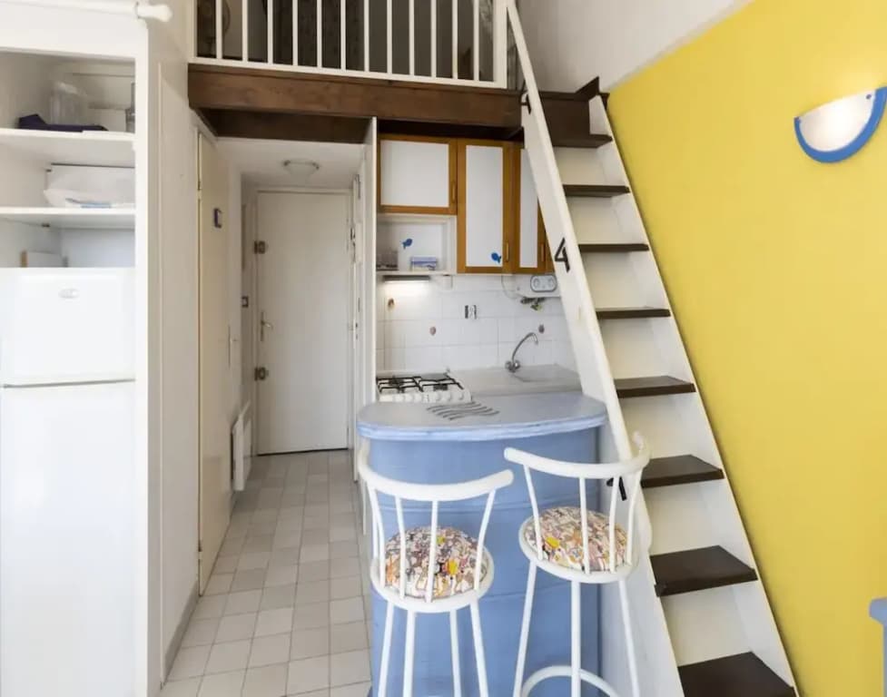 A Bright Beachside Escap - Miniature 7
