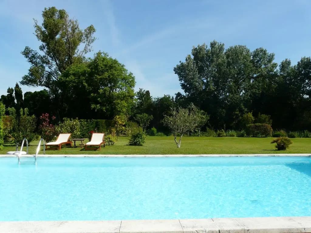 Partie de Mas Provençal de Charme, Avec Une Grande Piscine, Située En Campagne Proche D'Eygalières, Au Coeur 4 Personnes,...