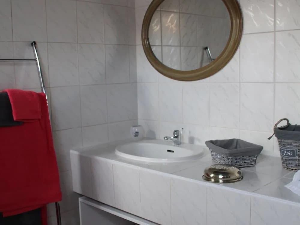 Une Chambre en Ville - Miniature 7