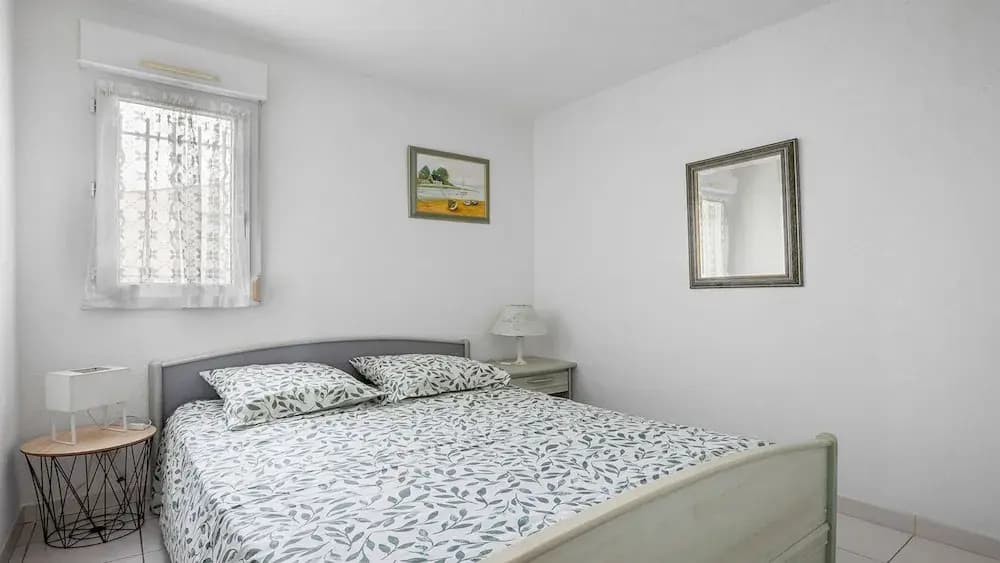 Charming Coastal Escape in Agde - Photo 2