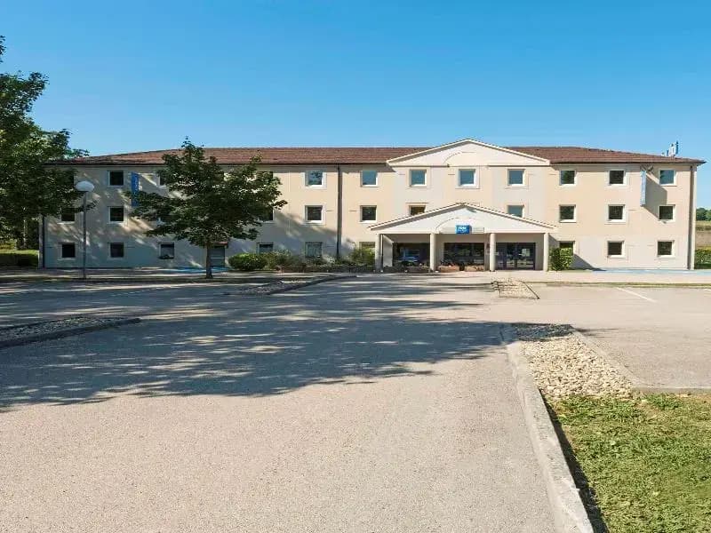 Ibis Budget Lons-Le-Saunier - Photo 1