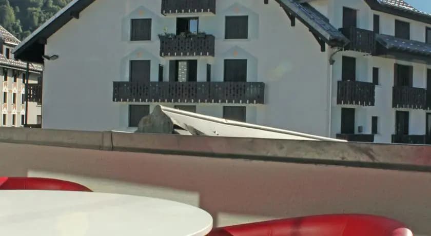 Genevrier - Photo 1