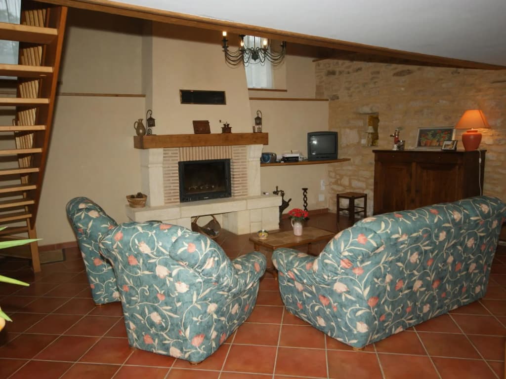 Spacious Holiday Home in Besse With Swimming Pool - Photo 2