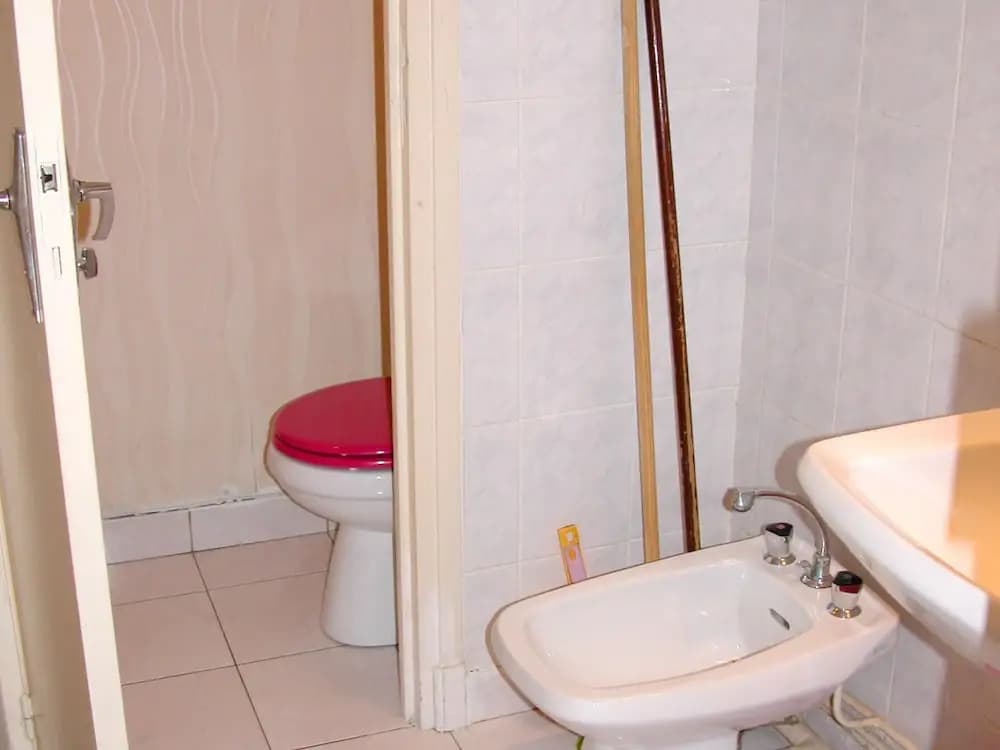 Studio in Néris-les-bains, With Wonderful City View, Enclosed Garden and Wifi - Miniature 7