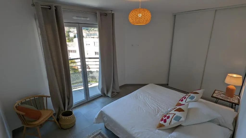 Superbe T2 en résidence avec piscine et parking - Photo 3