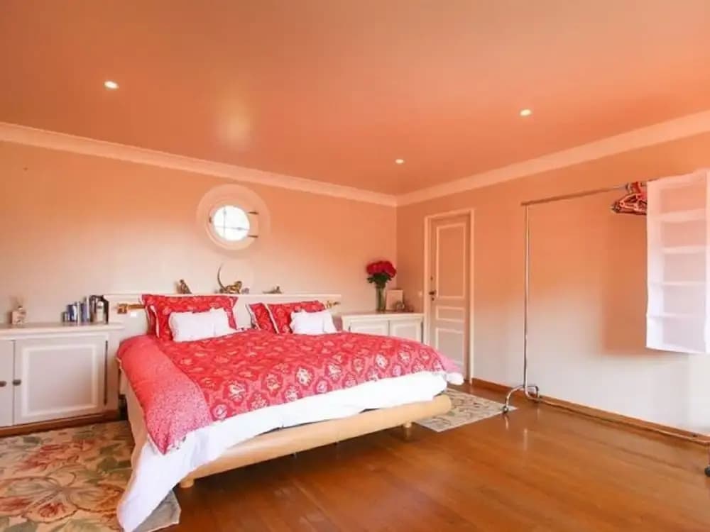 Vibrant Holiday Home With Private Pool - Photo 4