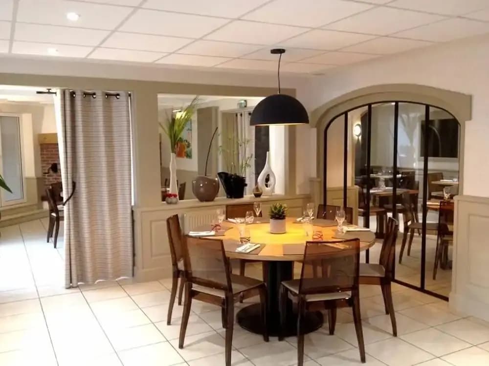 Logis Hotel Restaurant Le Laurier Fleuri - Photo 3