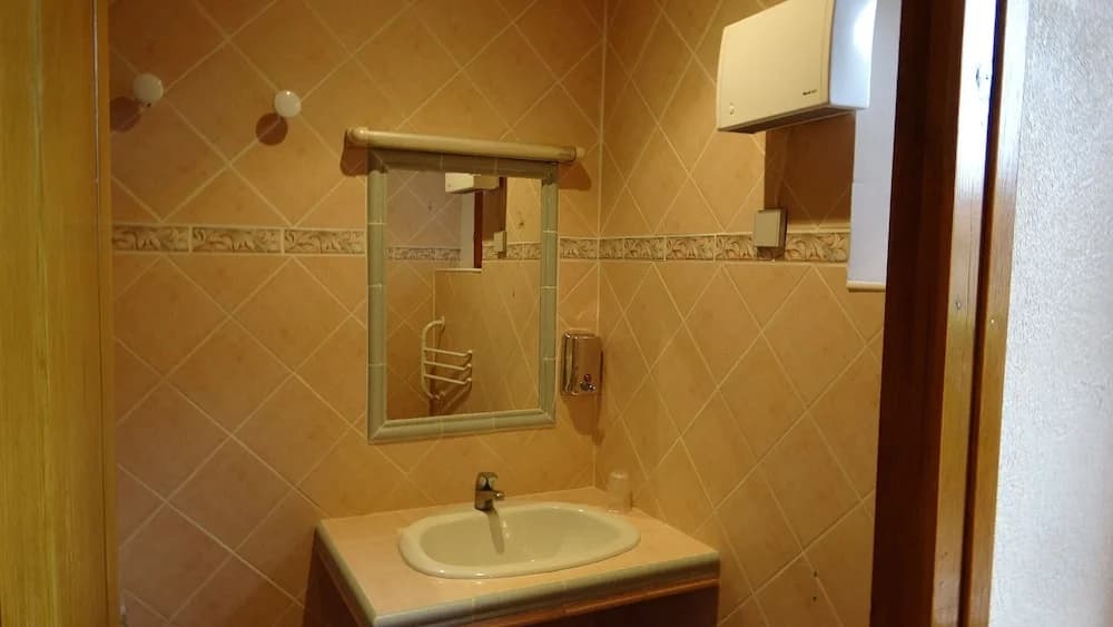 Hôtel Charles - Miniature 8