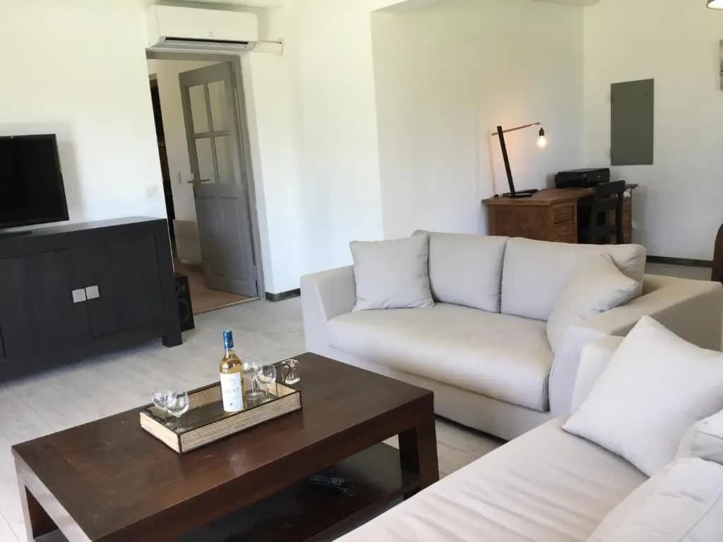 Maison Familiale Climatisée avec Piscine Privée Clôturée et Grand Jardin, située à Fontvieille au cœur des Alpilles, 8 per...