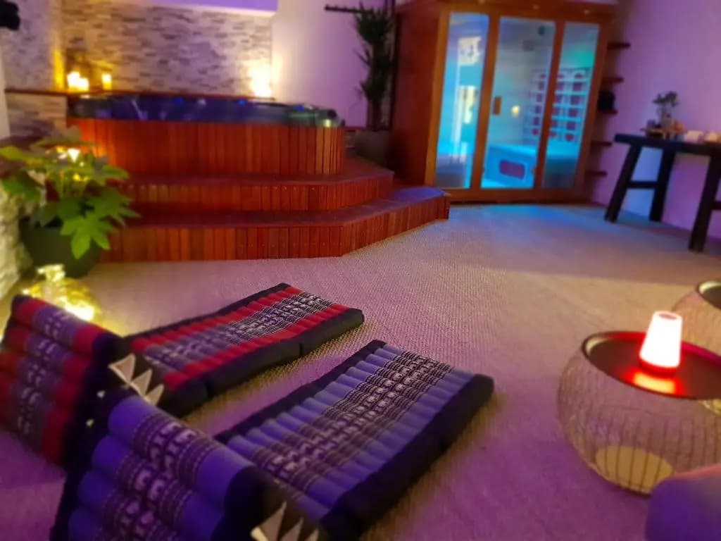 Suite room jacuzzi sauna privatif illimité Clisson - Miniature 8