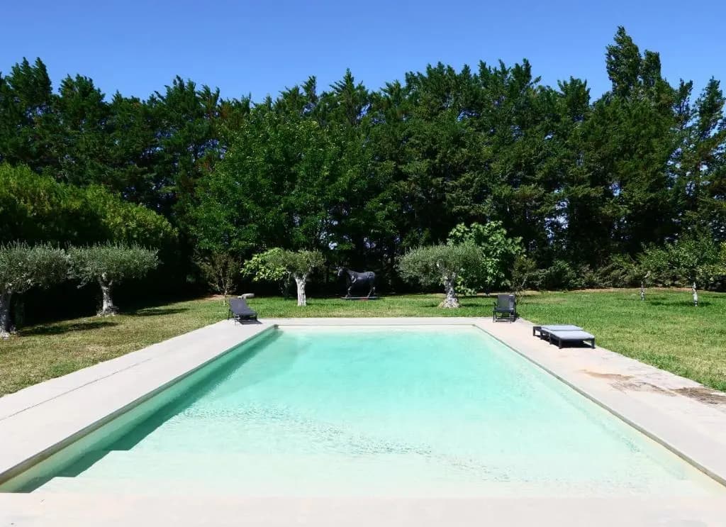 Superbe Mas Provençal 600m2 avec une Superbe Piscine Chauffée et très grand jardin 9000m2, situé au cœur du Luberon en cam...