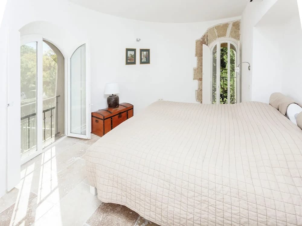 Spacious Castle in Jonquieres with Swimming Pool - Photo 2