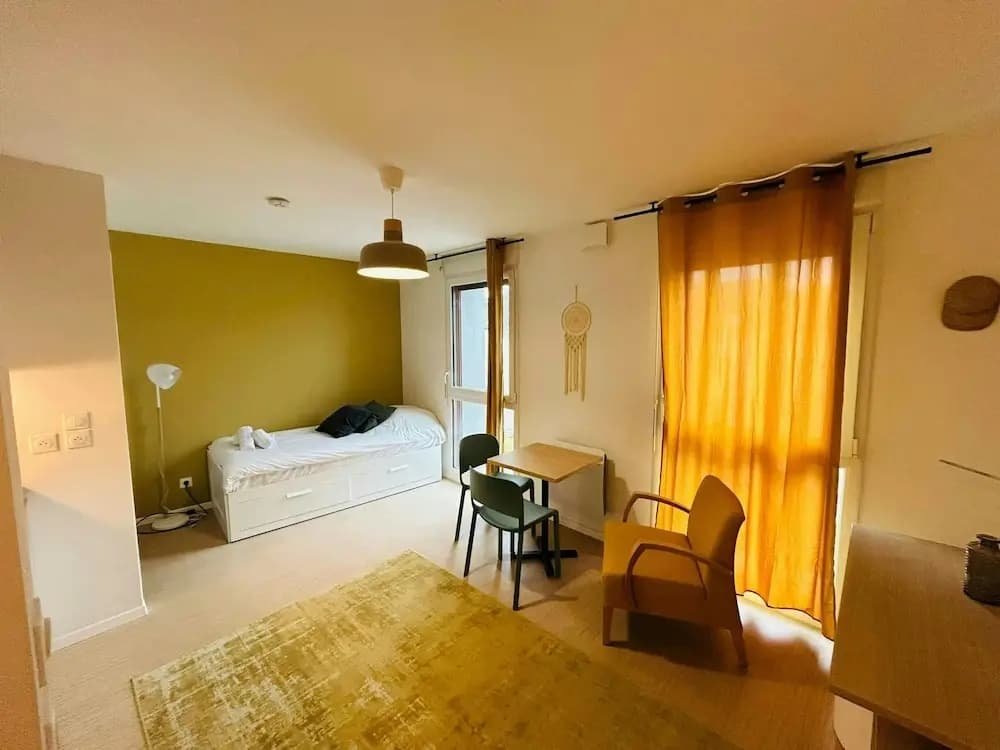 We Live In R - Suite 402 - Photo 1