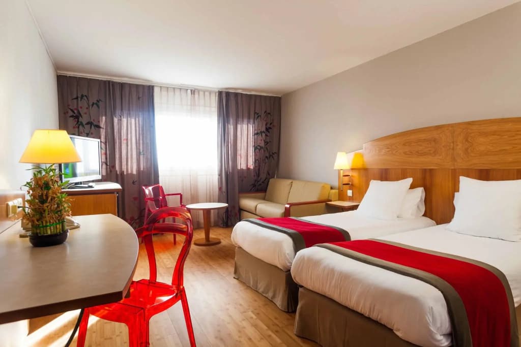 C Suites - Photo 3