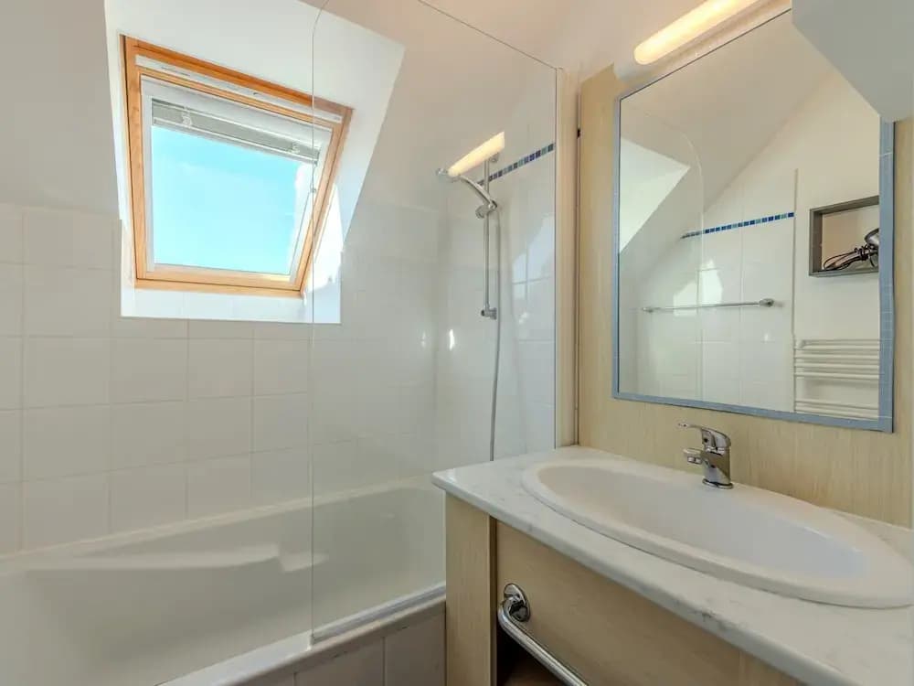 Peaceful Coastal Stay With Access to Pool - Miniature 8