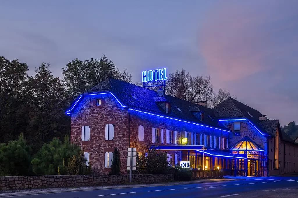 Logis Hôtel Restaurant Les 2 Rives - A75, en bordure de rivière - Photo 1