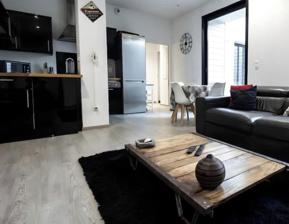 La Terrasse Proche des Places 2 Chambres - Photo 1